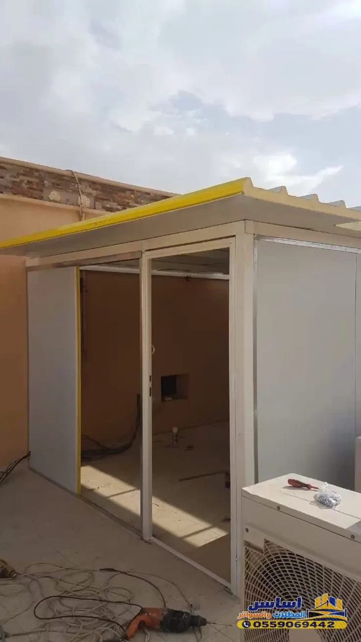  أنواع الساندويتش بانل  توجد أنواع متعددة من ألواح الساندويتش بانل، ويختلف اختيار النوع حسب المادة العازلة والاستخدام والمواصفات المطلوبة.  ومن أشهر الأنواع:  ساندويتش بانل البولي يوريثان  يستخدم في العديد من التطبيقات التي تتطلب عزلًا حراريًا جيدًا، ويتميز بخفة الوزن نسبيًا وسهولة استخدامه في عدد من المشاريع.  ساندويتش بانل البولي إيزوسيانورات  يُستخدم في تطبيقات تتطلب مواصفات مختلفة للعزل والأداء، ويجب اختيار المنتج وفق متطلبات المشروع.  ساندويتش بانل الصوف الصخري  يُستخدم في بعض المشاريع التي تهتم بخصائص مقاومة الحريق والعزل الصوتي، وتختلف مواصفاته حسب المنتج والجهة المصنعة.  ولا يعني اختيار نوع معين أنه مناسب لكل مشروع؛ لذلك يجب تحديد احتياجات المبنى قبل اختيار الألواح.